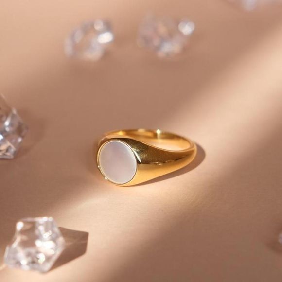 18K Gold Plated Mother of Pearl Signet Ring - Picture 4 of 4